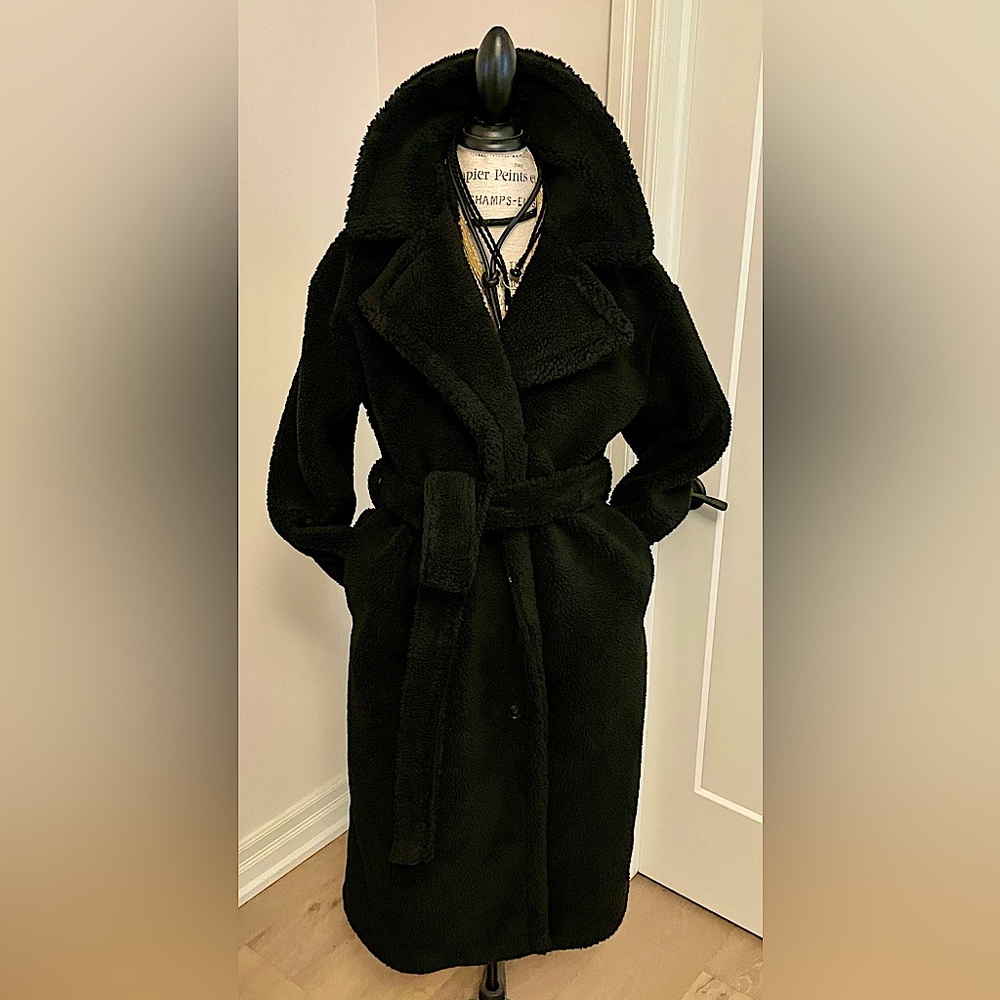 GAP Black Sherpa Coat. Soft Teddy comfort. Size Medium. Brand New. Never worn.